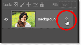 Mở khóa lớp Nền bằng cách nhấp vào biểu tượng ổ khóa trong bảng điều khiển Lớp của Photoshop